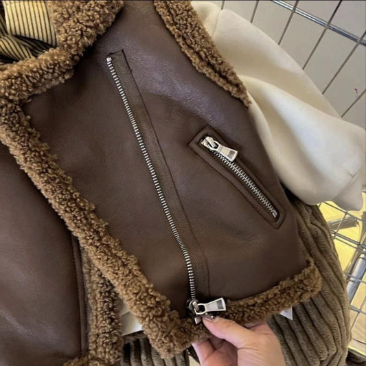 Gilet sans manches en fausse fourrure marron pour enfant – vue de face, zip double, Automne-Hiver 2025