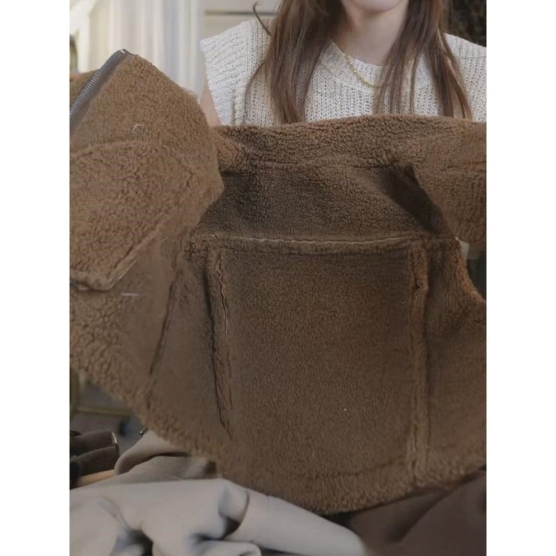 Détail du tissu peluche et doublure en laine d’agneau du gilet enfant mixte