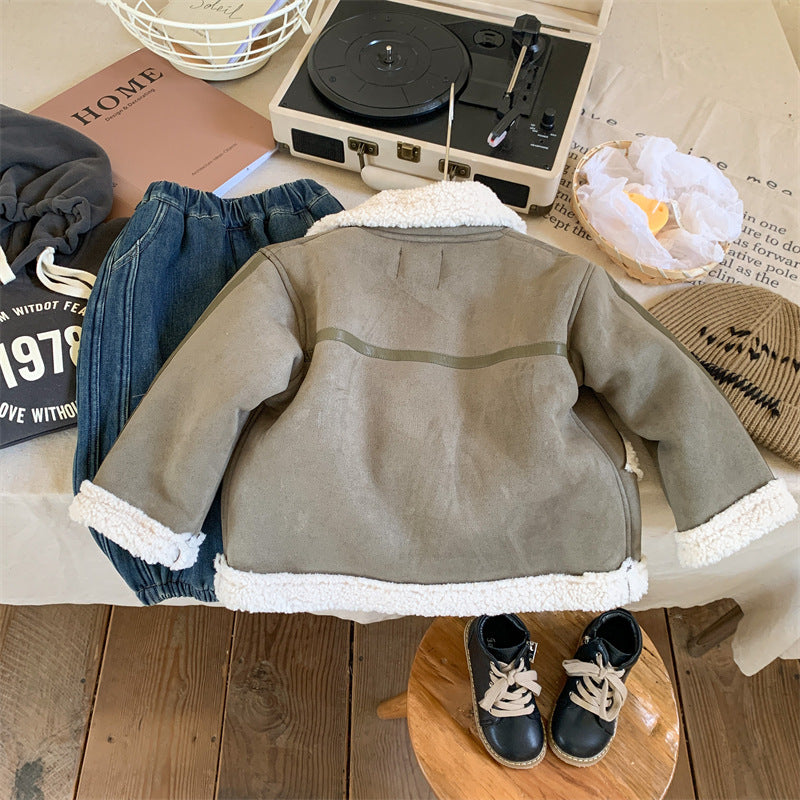 Détail de la doublure en fausse fourrure de la veste enfant mixte