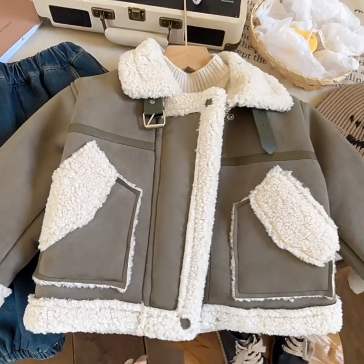 Manches et couture plate de la veste en daim pour garçon et fille