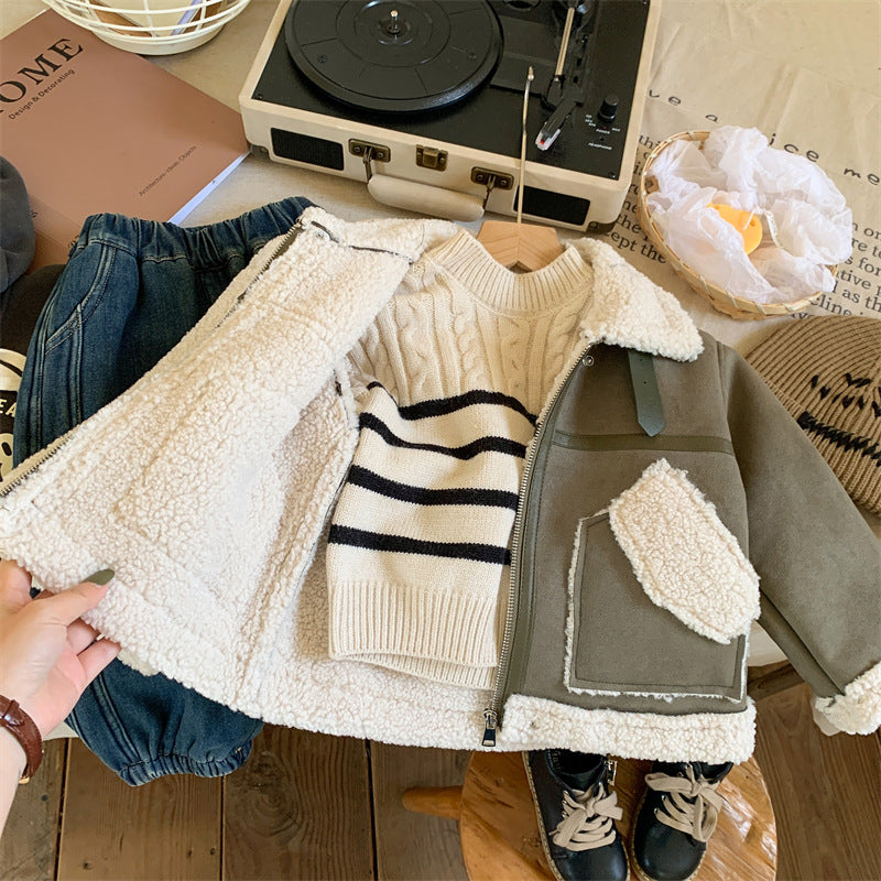 Veste mixte pour enfant portée avec un look casual automne-hiver