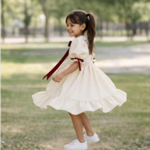 Robe élégante fille avec nœud rouge
