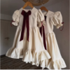 Robe élégante fille avec nœud rouge