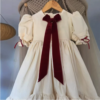 Robe élégante fille avec nœud rouge