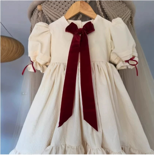 Robe élégante fille avec nœud rouge