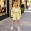 Une combinaison jaune fille tendance et confortable Une combinaison jaune fille tendance et confortable