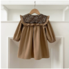 Robe Fille Beige à Col Fleuri Vintage – Manches Longues Élégante
