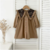 Robe Fille Beige à Col Fleuri Vintage – Manches Longues Élégante